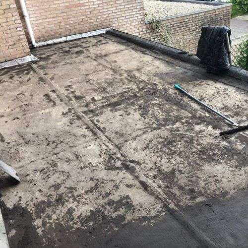 Schoonmaken van een plat dak in Dedemsvaart